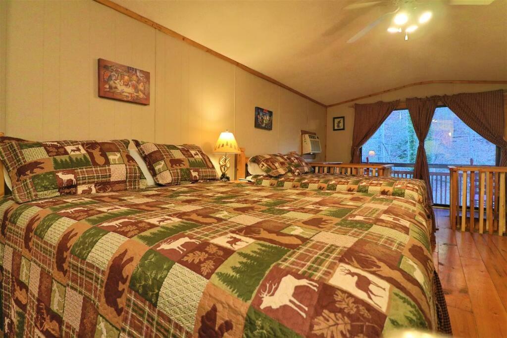 Amazing Cabin Fireplace And Stream #11 هيلين المظهر الخارجي الصورة